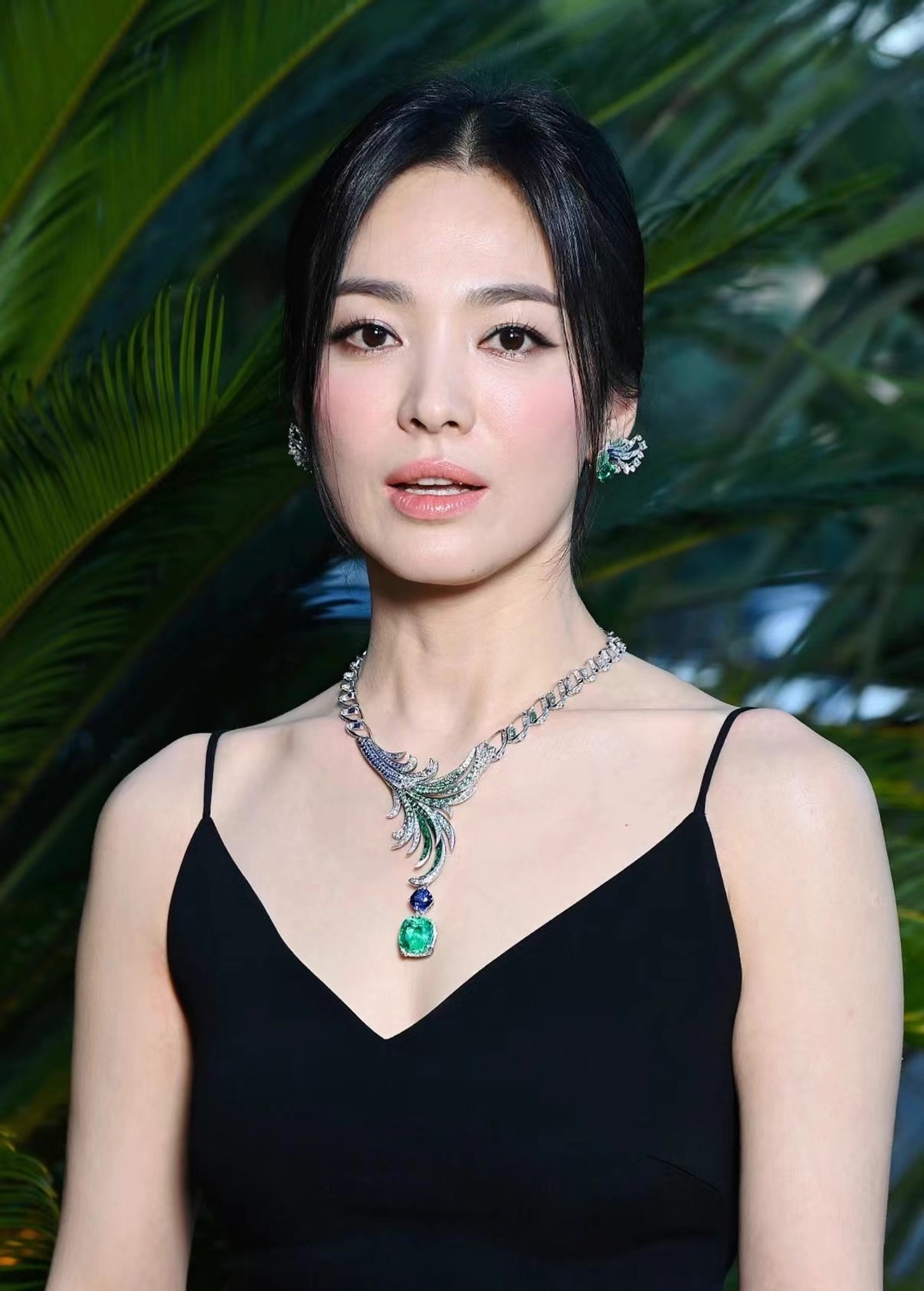 宋慧乔老得太快!高调参加晚宴脸却垮了,穿黑色礼服亮相却不敢认