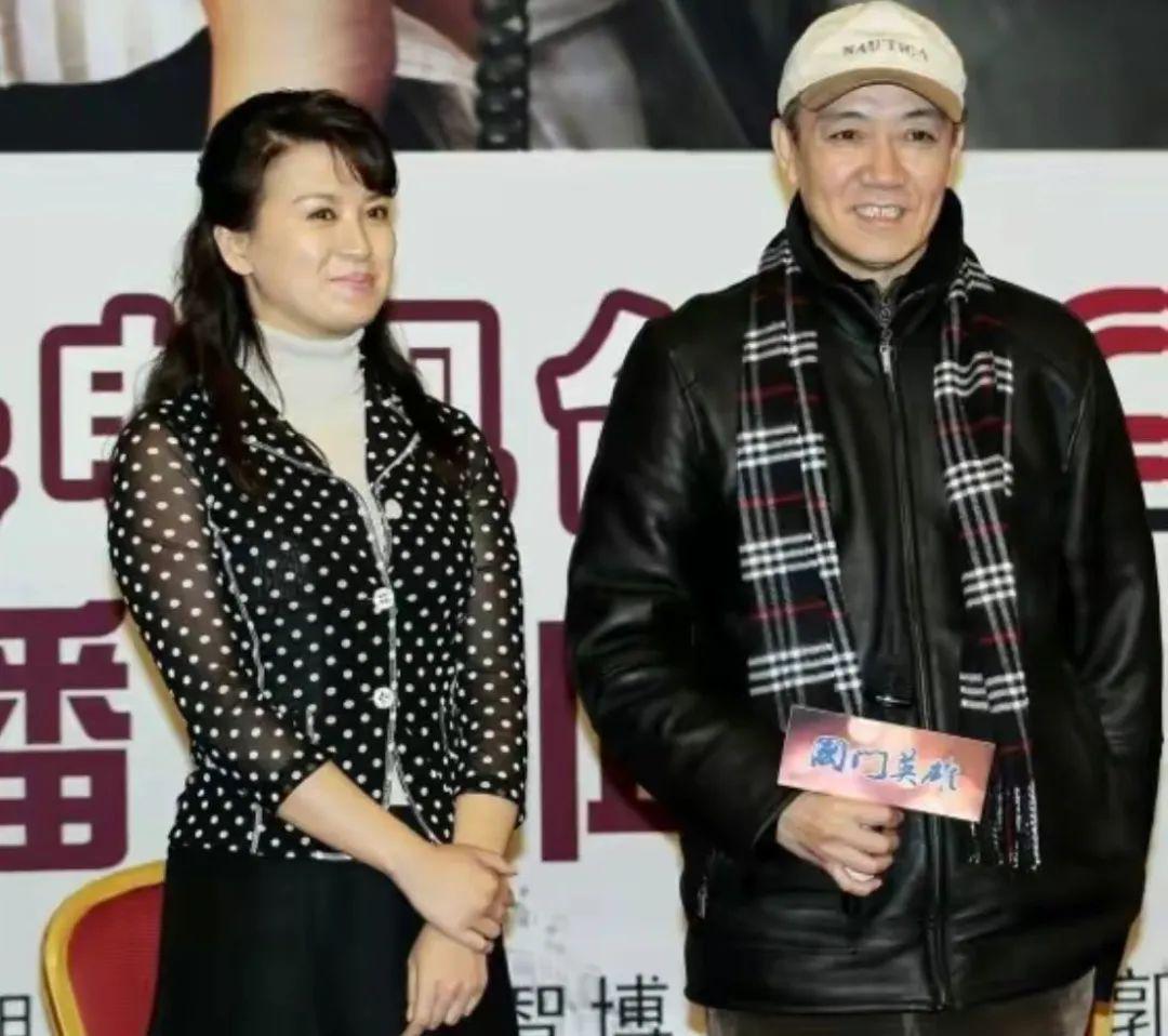 李幼斌夫妻俩演话剧，穿衬衫背心体面儒雅，娇妻穿白裙富态优雅