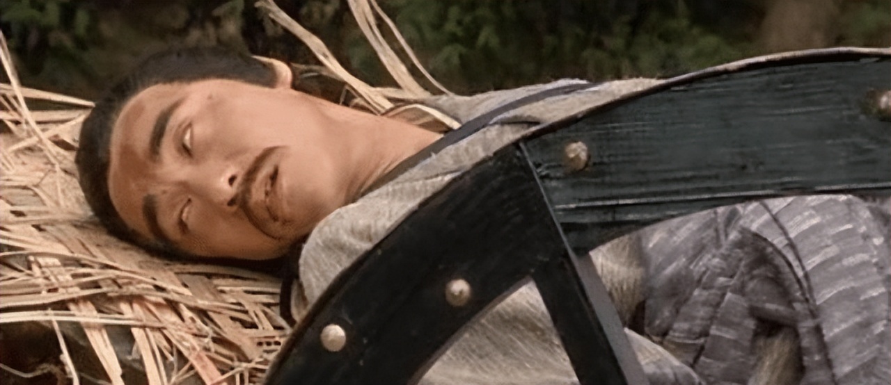 就是这个船夫！导演给了他45秒的表演，风头完全盖过了周星驰