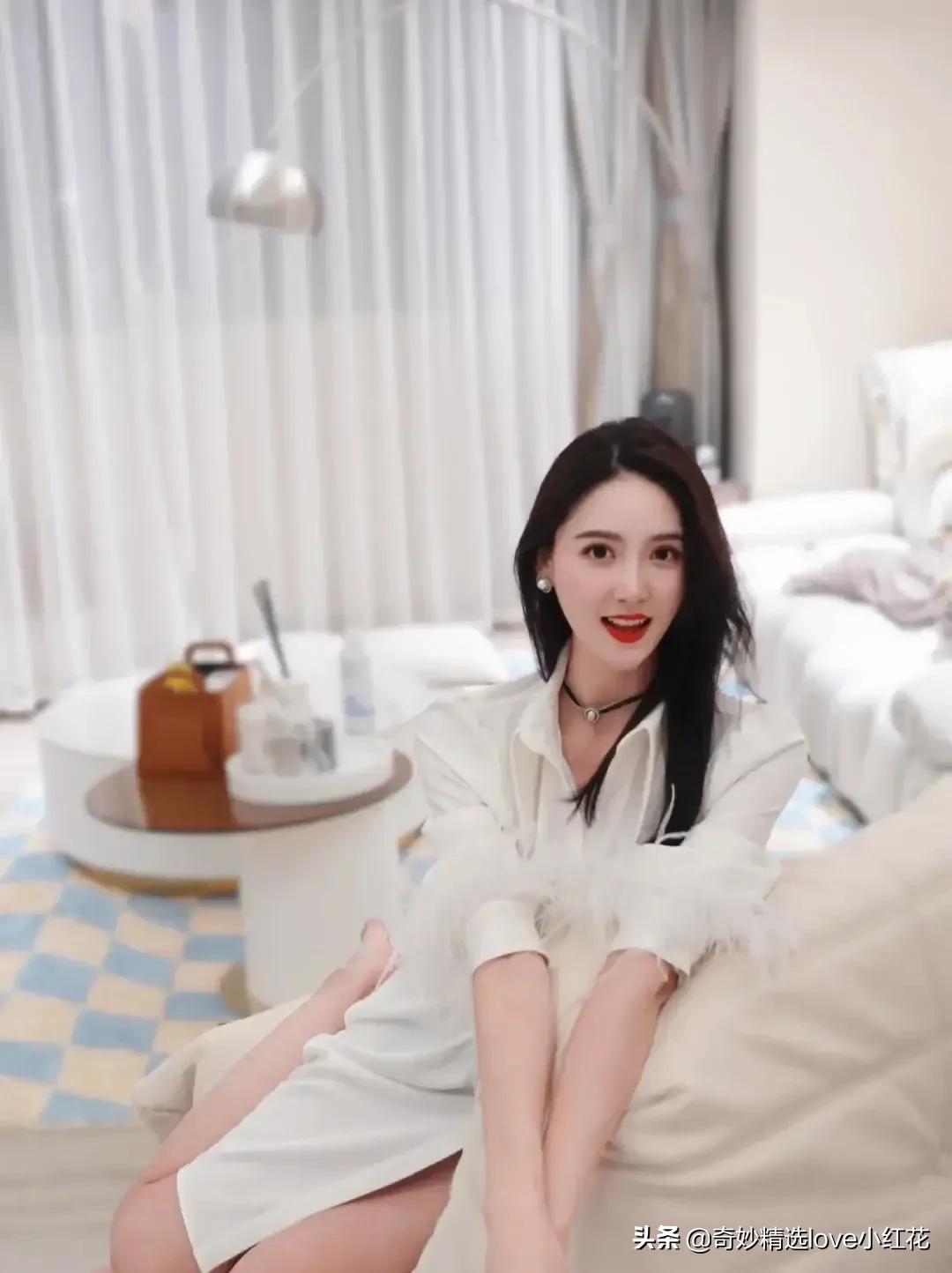 央视主持人李丹儿太美啦