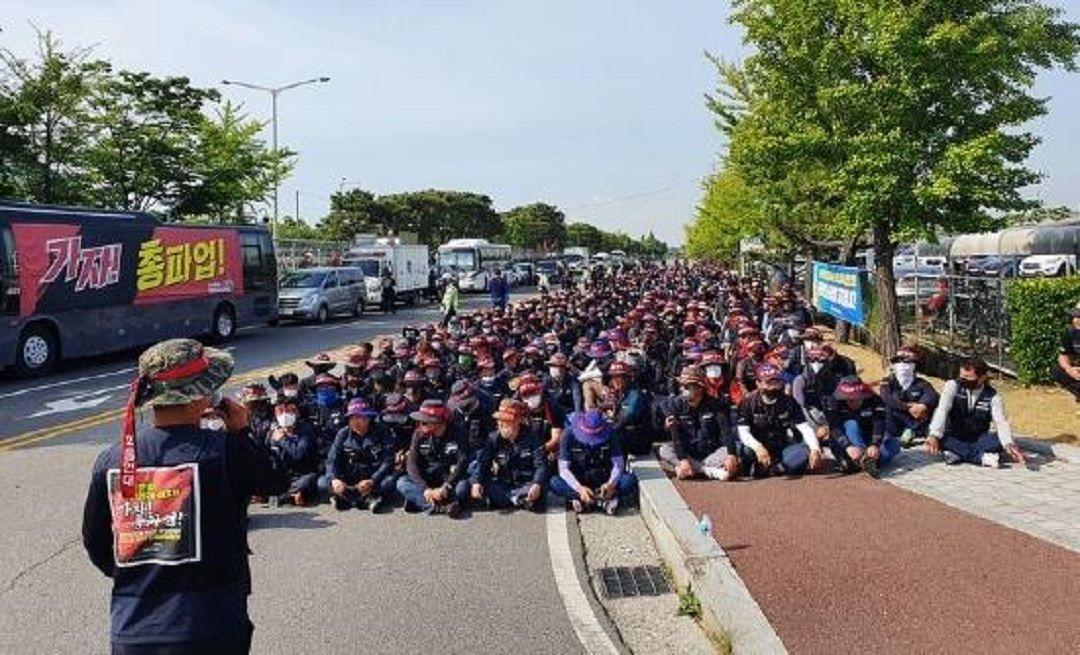 为何发展新能源，来看这波韩国卡车司机大罢工