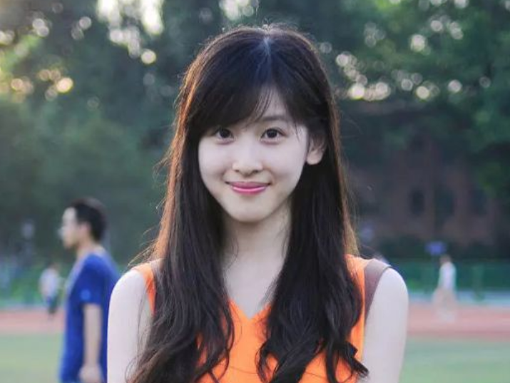 清华大学新晋校花火了，高考“双料第一”，跟“奶茶妹妹”有一拼