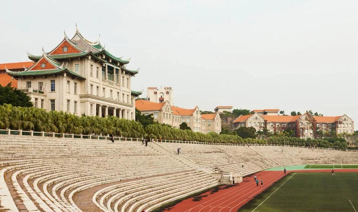 厦门大学背山面海的思明校区2006年列为全国重点文物保护单位名单.