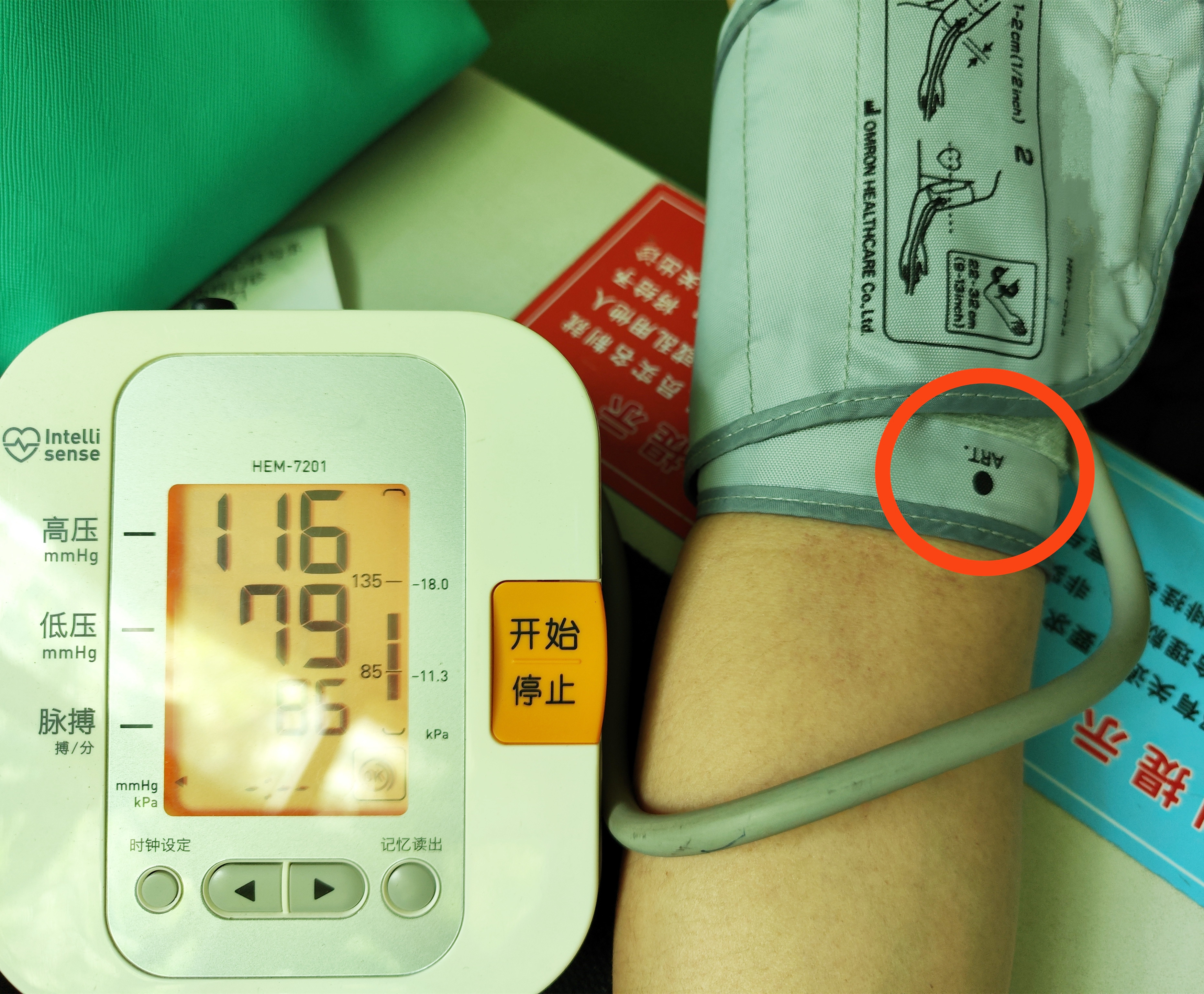 用电子血压计测血压，您的袖带绑对了吗？