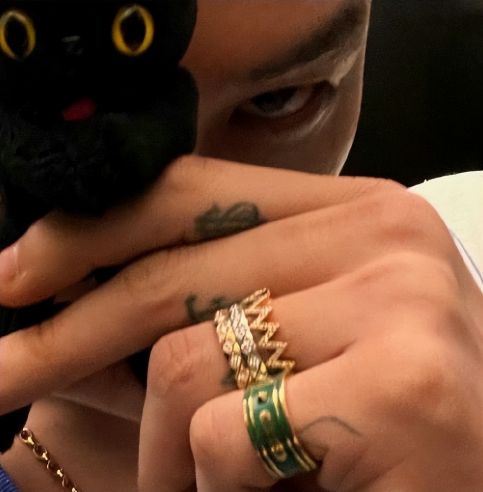 权志龙7登《Vogue Korea》，7月刊4封面画报，新粉发色独一无二