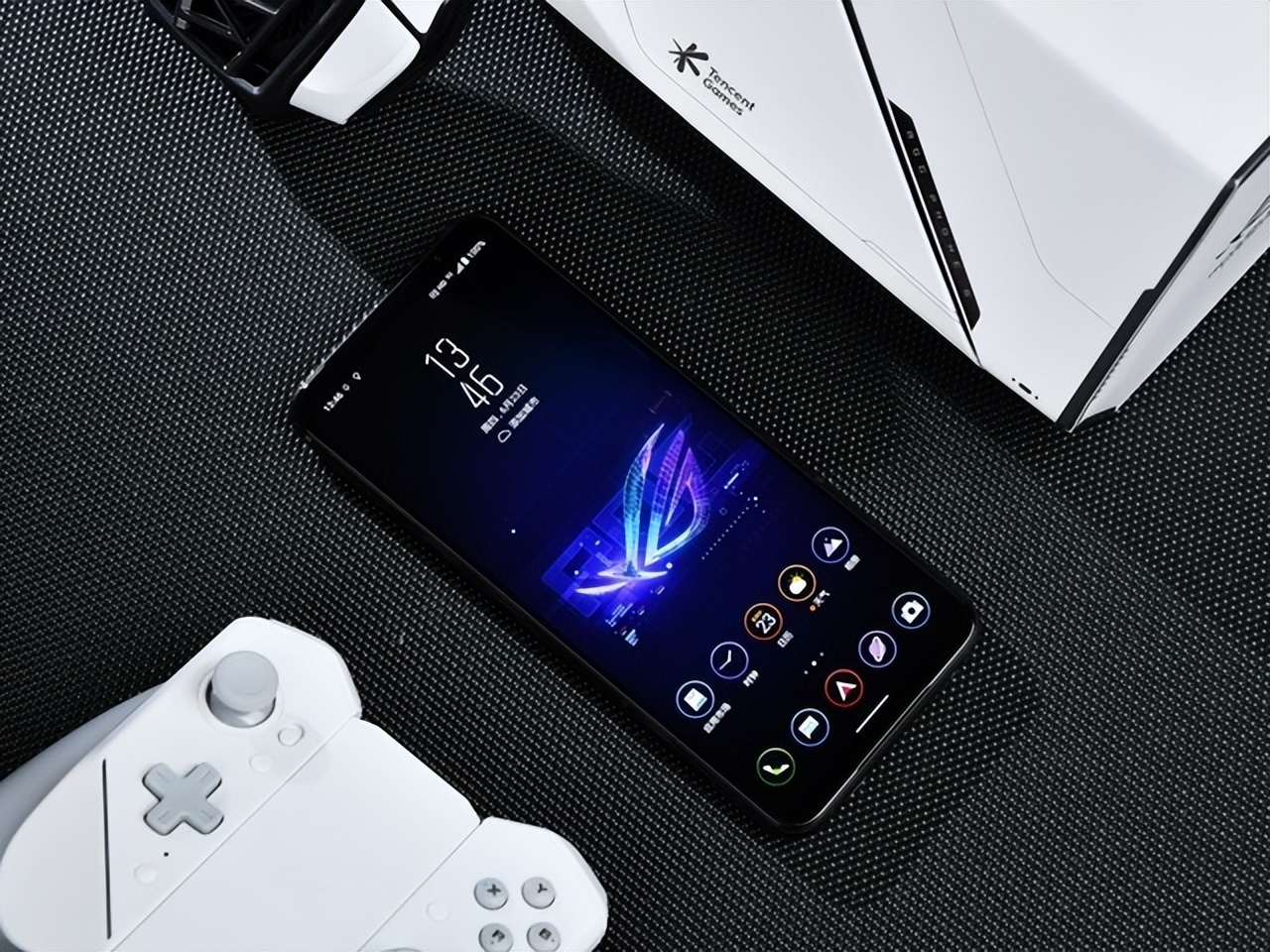 骁龙8+被榨干 腾讯ROG游戏手机6Pro图赏