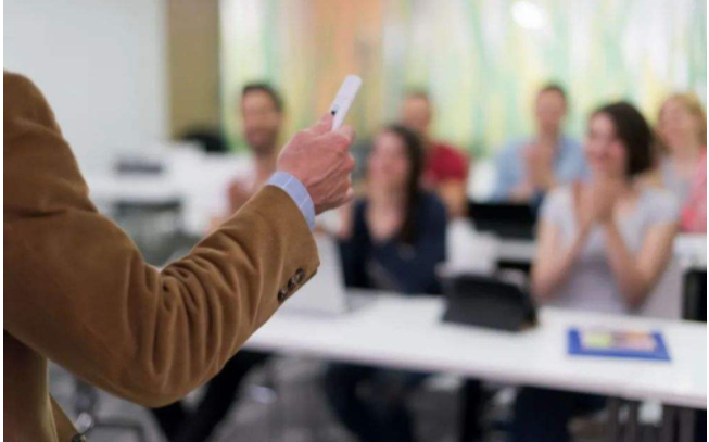 大学老师上课“花式点名”，为保出勤率绞尽脑汁，学生想逃课没门