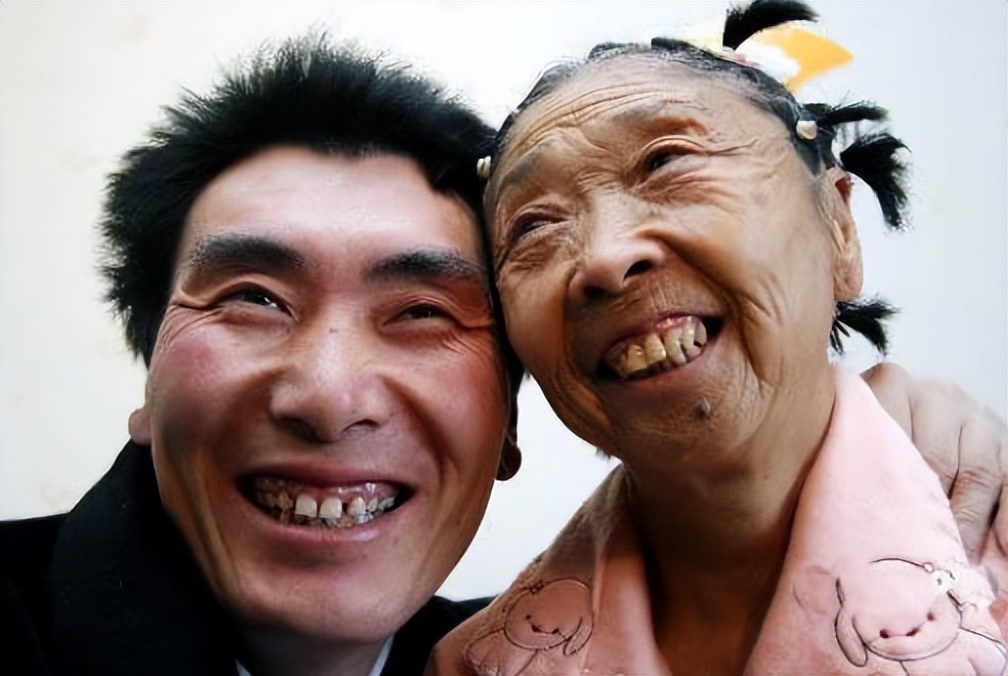 85岁马玉琴回老家见李玉成姐姐，两人同框显老态，对其称呼引热议