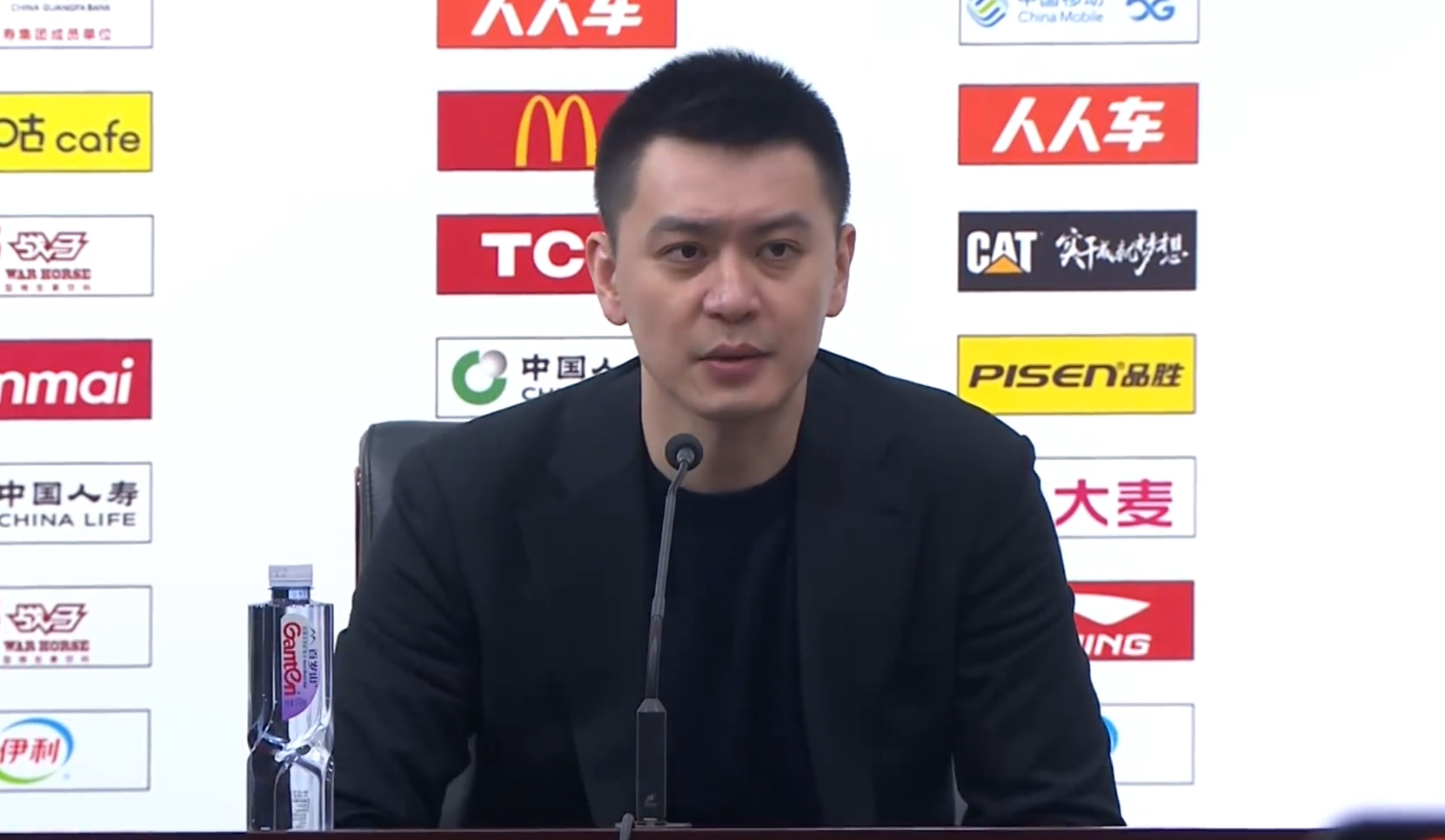 杨鸣最新赛后采访完整视频（2分惜败上海，杨鸣面对媒体采访，耐人寻味）-趣拿体育