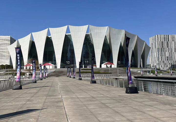 为什么nba总决赛延期（太业余!上海久事男篮主场低级失误，大屏故障导致比赛延迟半小时）