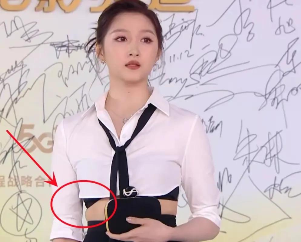 微光盛典女星争艳，赵丽颖温婉，毛晓彤优雅，看到杨颖：赢麻了