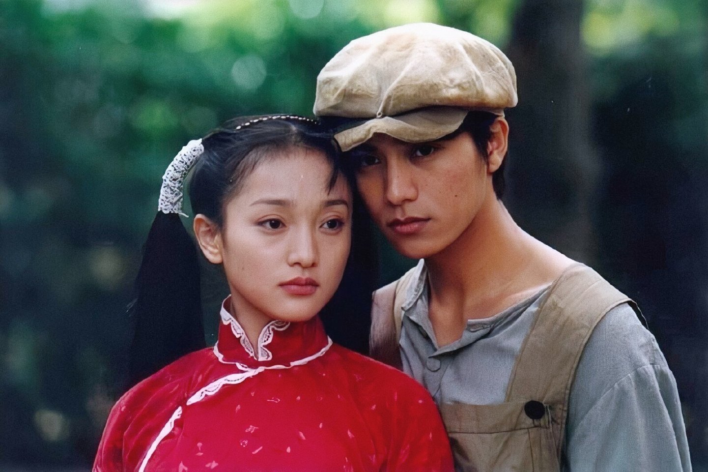 虽然早前陈坤因为拍戏的时候和周迅,董洁都传出了一些绯闻,但实际上他