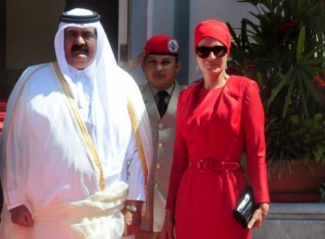 卡塔尔女人(卡塔尔王太后：18岁为救父亲嫁王储，将仇人推下台，丈夫帮她穿鞋)