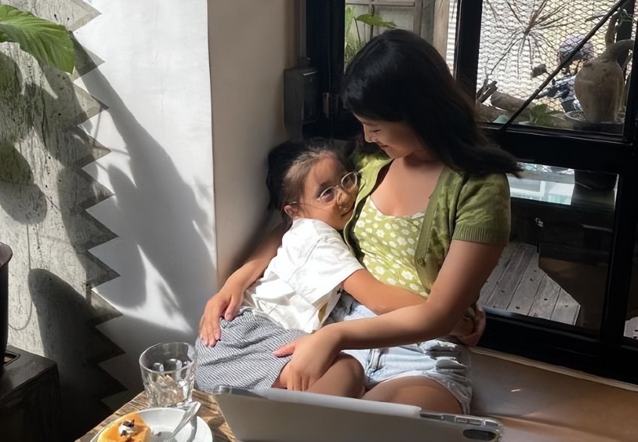 贾静雯大女儿与同学聚会，16岁梧桐妹染黄发穿露背装，太过成熟