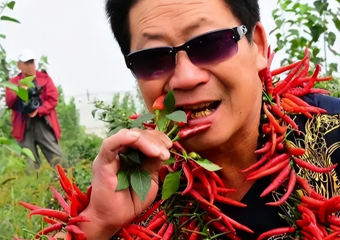 中国辣王李永志:每天5斤辣椒配白酒,破世界纪录,下场让人同情