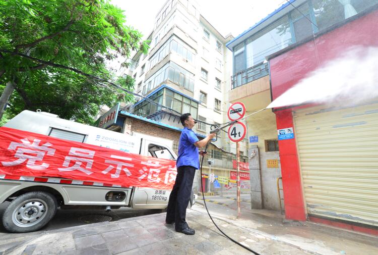 扮靓市容环境 西固城管免费清洗沿街门头牌匾