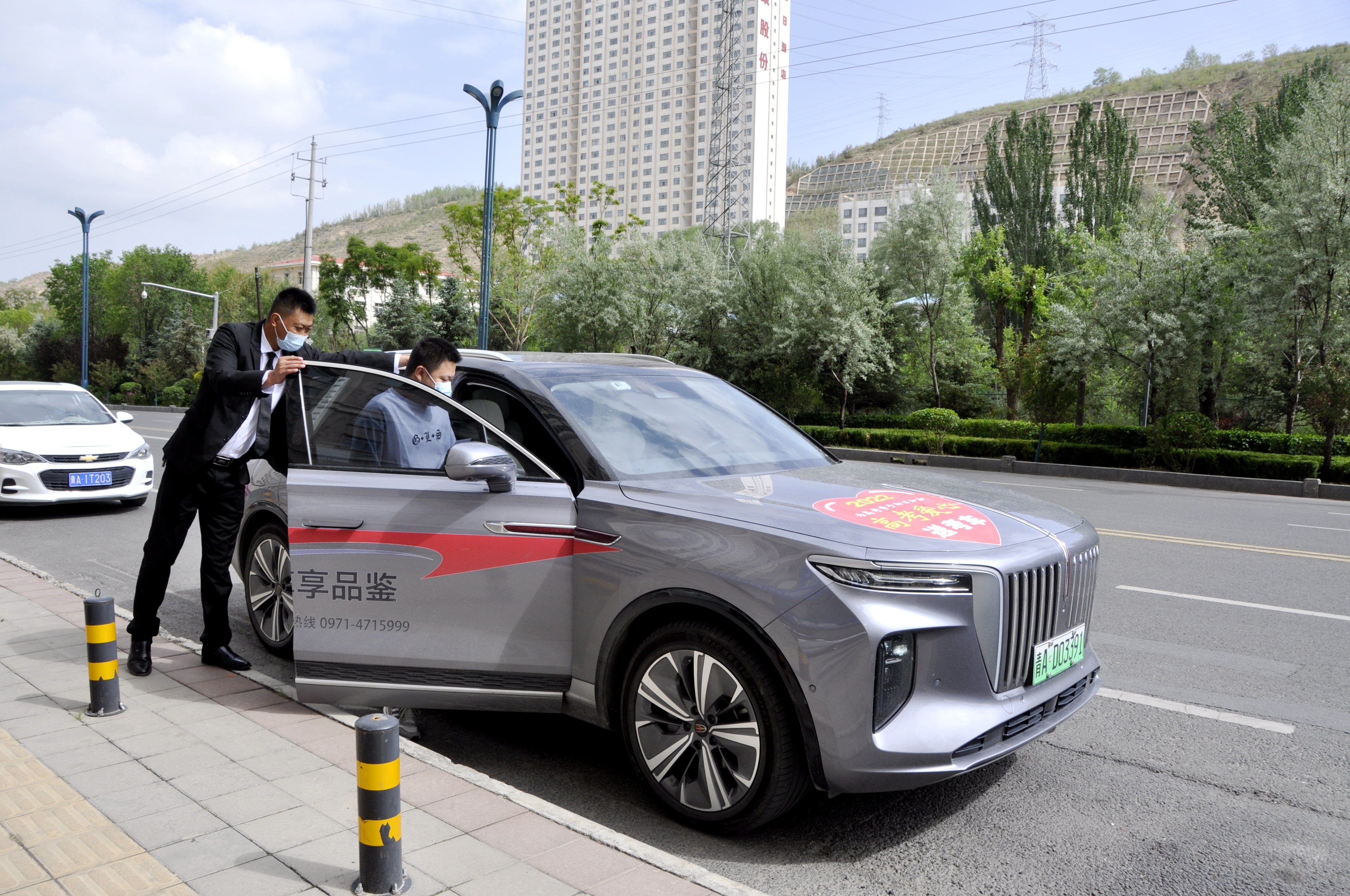 西宁市劳模工匠志愿者服务队300辆爱心送考车“护航”高考