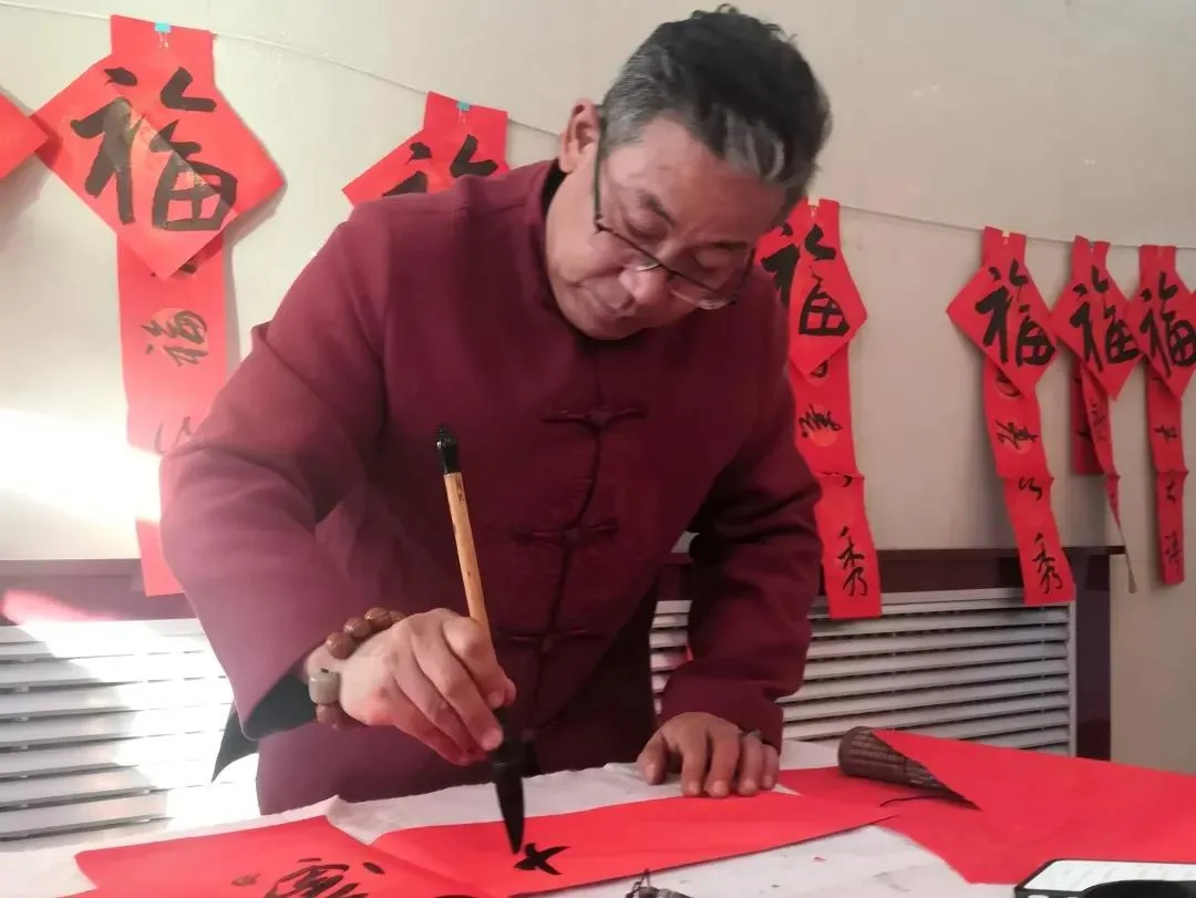 红红火火迎新春 | 师市开展“迎新春送春联”活动