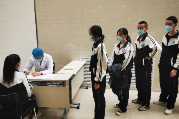 高考体检时学生需全部脱光？高三学生被吓坏，医生：我也不想看