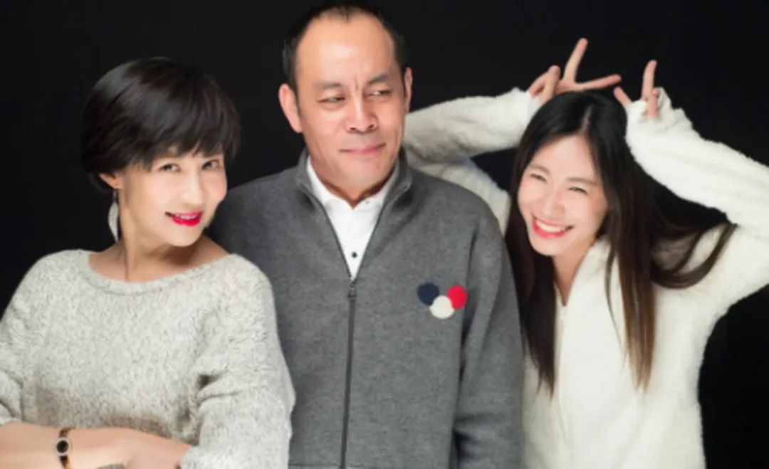 "硬汉"张光北:与学妹假戏真做"一吻定情",婚后32年不拍吻戏,如今女儿