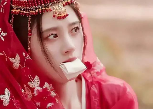 鞠婧祎又“变脸”？下巴尖出新高度，妆容再现半永久撞脸刘浩存