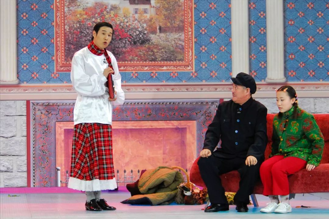 都是出自于2009年春晚小品《不差钱》,舞台上小沈阳穿着苏格兰风格的