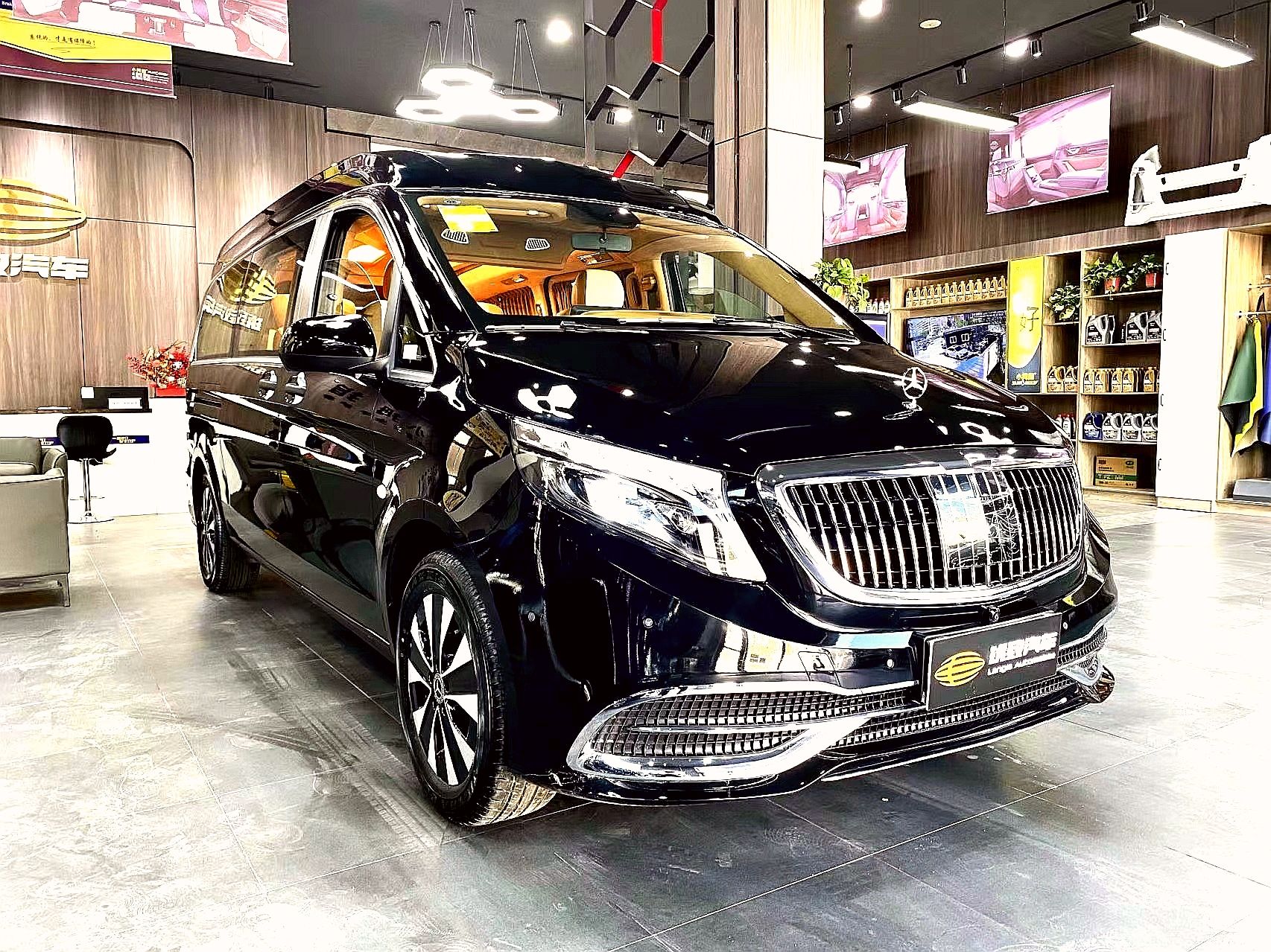 奔驰威霆高顶款“锦绣河山”整车新鲜出炉