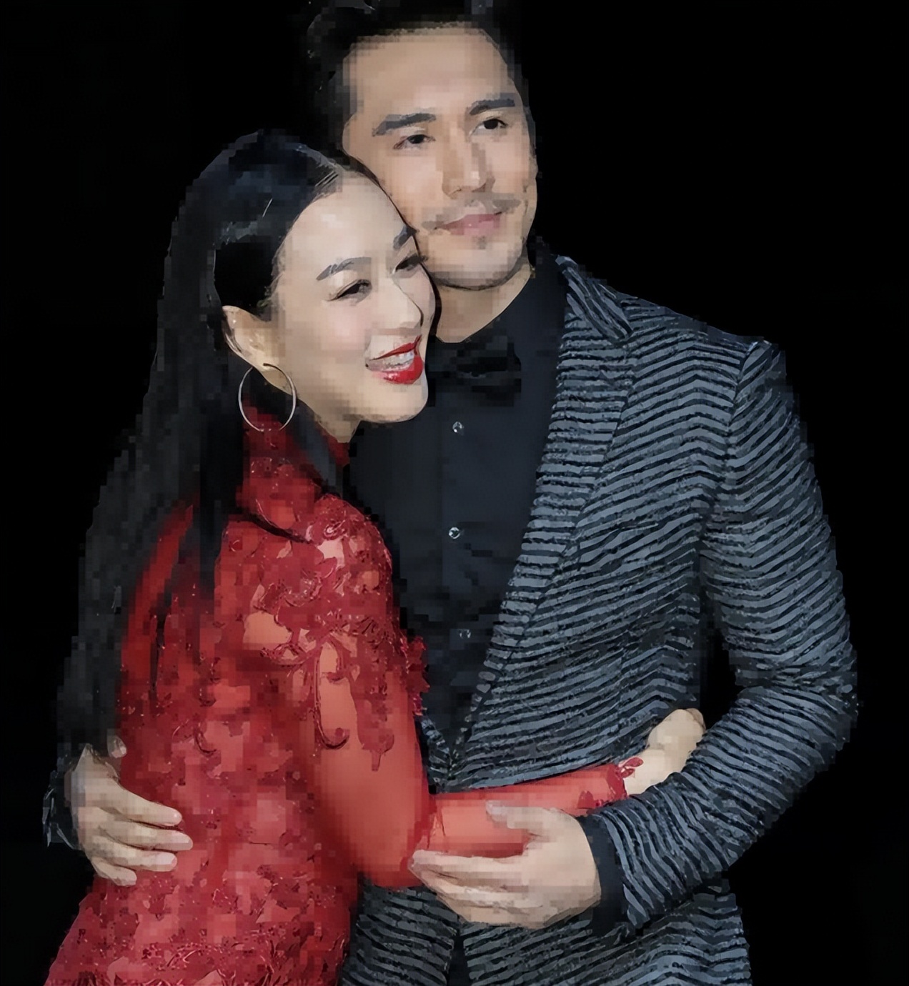 痘痘脸、赘肉、五五分！生图里的女星，让我看见了人间真实