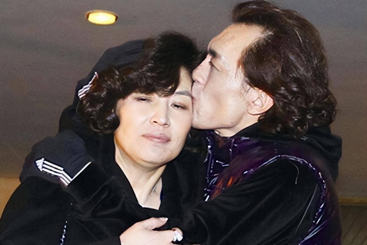 央视主持人李咏病逝5年了,遗孀哈文的选择令人泪目