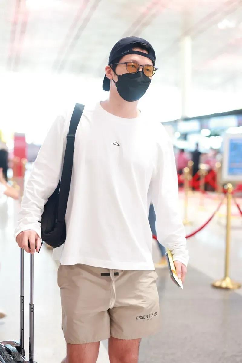 220707窦骁现身北京机场，简约休闲穿搭，低调出行
