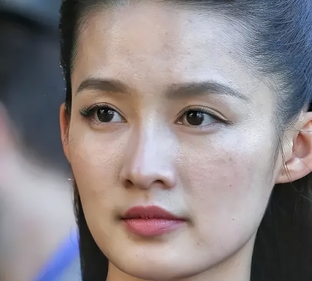 满脸痘,脸型崎岖,皮肤黑!生图里的明星,让我看见了人间真实