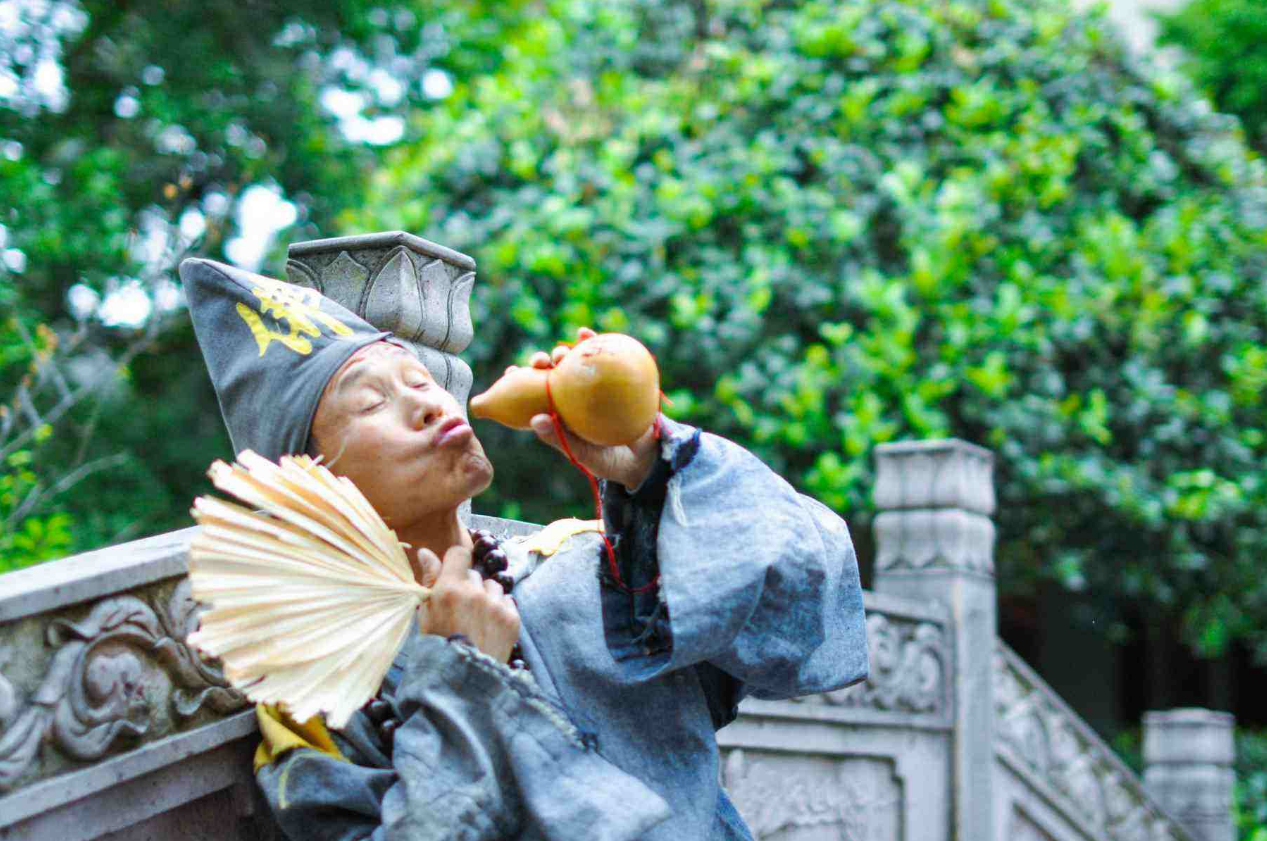 济公1985版全集(盘点8位济公,游本昌成为终身艺术家,周星驰最无厘头)