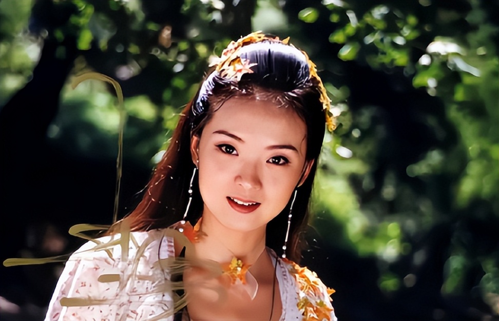 长着一张人畜无害的脸，不靠烟熏妆也是最强反派，这些甜妹太飒了