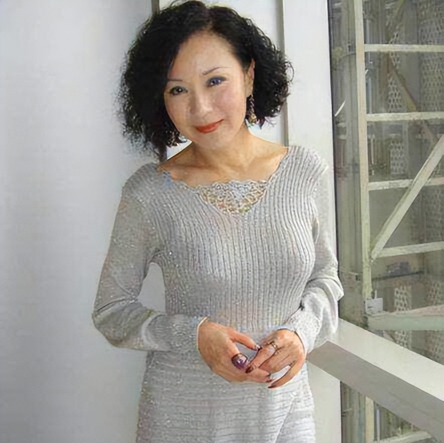 被魏秋桦老年的大胆穿搭惊艳了：一字肩、大漏背、透视装，真性感