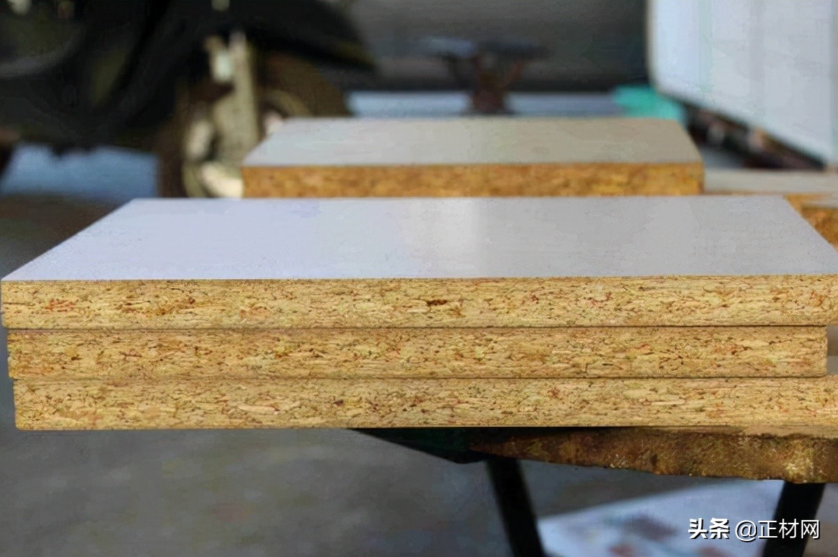颗粒板是用木材或者是木质的颗粒组成的,所以颗粒板的内部结构是比较