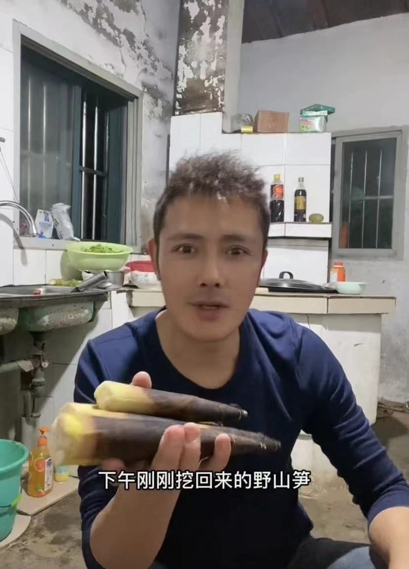 37岁男演员定居农村，下地干活浑身是泥，照顾九旬奶奶住简陋平房