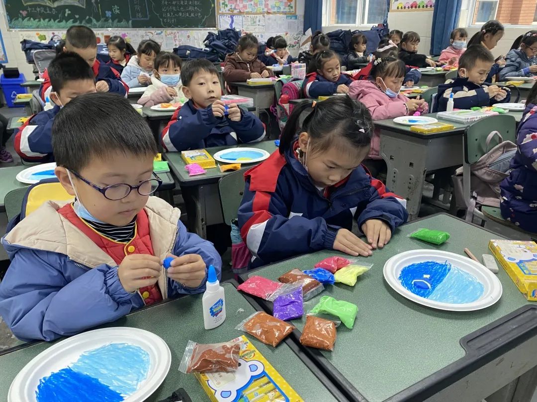 童年很短未来很长 小小画笔童心飞扬——川大西航港实小社团活动