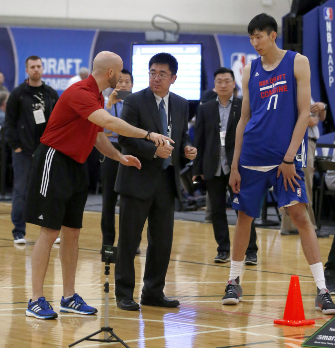 哪些人可以打nba(中国球员如何进入NBA？曾凡和余嘉豪、张镇麟有何不同之处？)