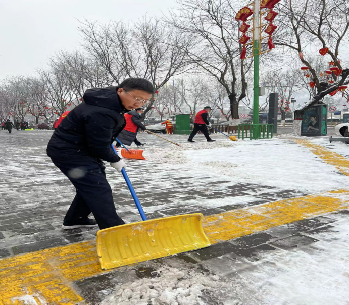 彬州市委办公室清扫积雪 为群众安全出行“保驾护航”