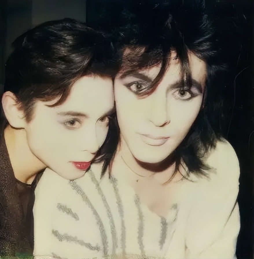 回到日本后,周天娜马上与富豪丈夫办理了离婚她把精力放在了珠宝设计