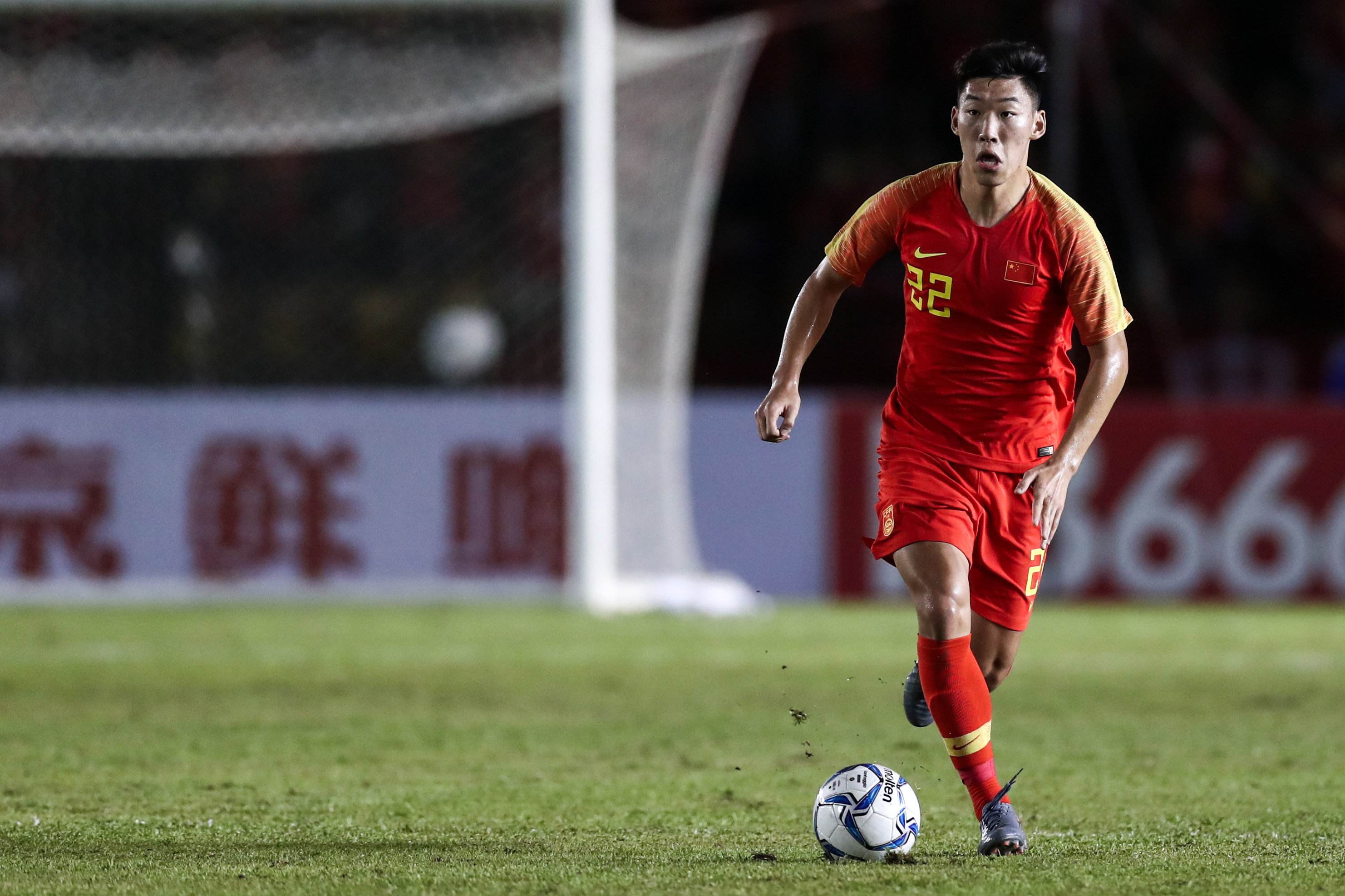 球员(首位国足00后球员朱辰杰,申花未来的领军人,最有潜力的中后卫)