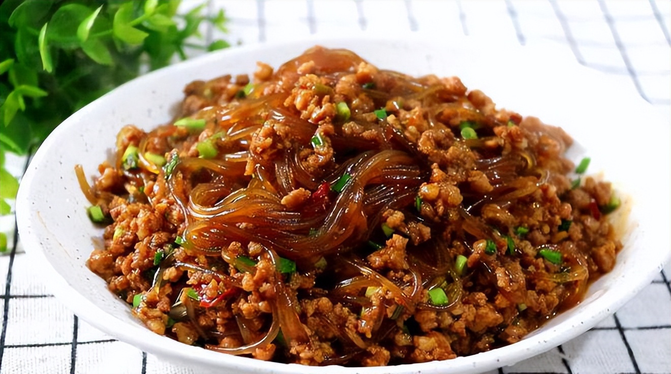 准备食材:红薯粉,肉沫,小葱,生姜,豆瓣酱制作方式:1,红薯粉在水中浸泡