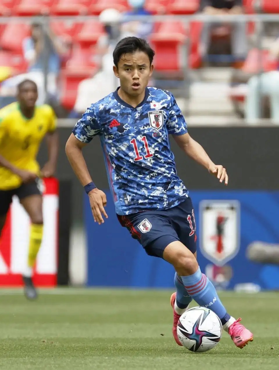 久保建英三前锋,中场柴崎岳,远藤航,堂安律,四后卫伊藤洋辉,谷口彰悟