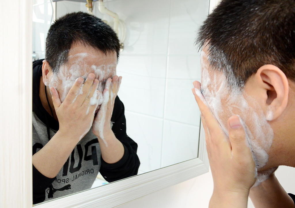 深层洁面不油腻！珂岸男士净透补水套装：男人的专属护肤搭档