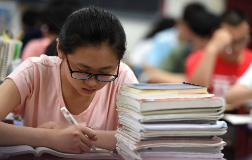 河南考生破防了，2022年高考预估人数出炉，毫无疑问河南稳居榜首