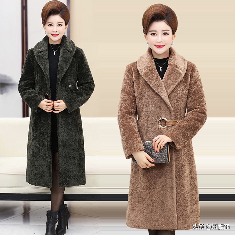 过年回家时，送给妈妈几款洋气保暖的大衣外套，让她心里美滋滋的
