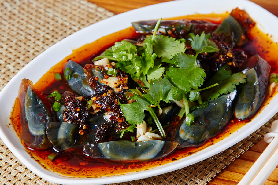 凉拌皮蛋，调料是关键，切记多放3味料，不腥不发涩，鲜美好吃