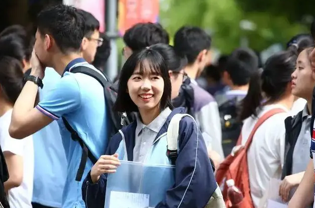 上海发布“新消息”，中高考全部延期，网友却对此提出两个疑问