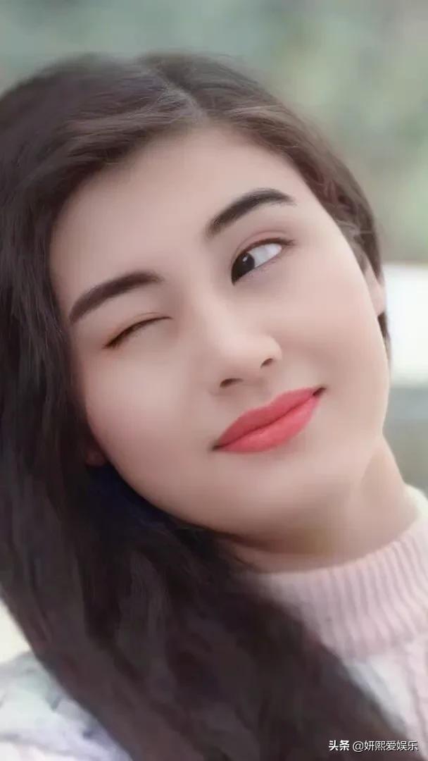 最美的港姐李嘉欣，明艳精致，漂亮大气