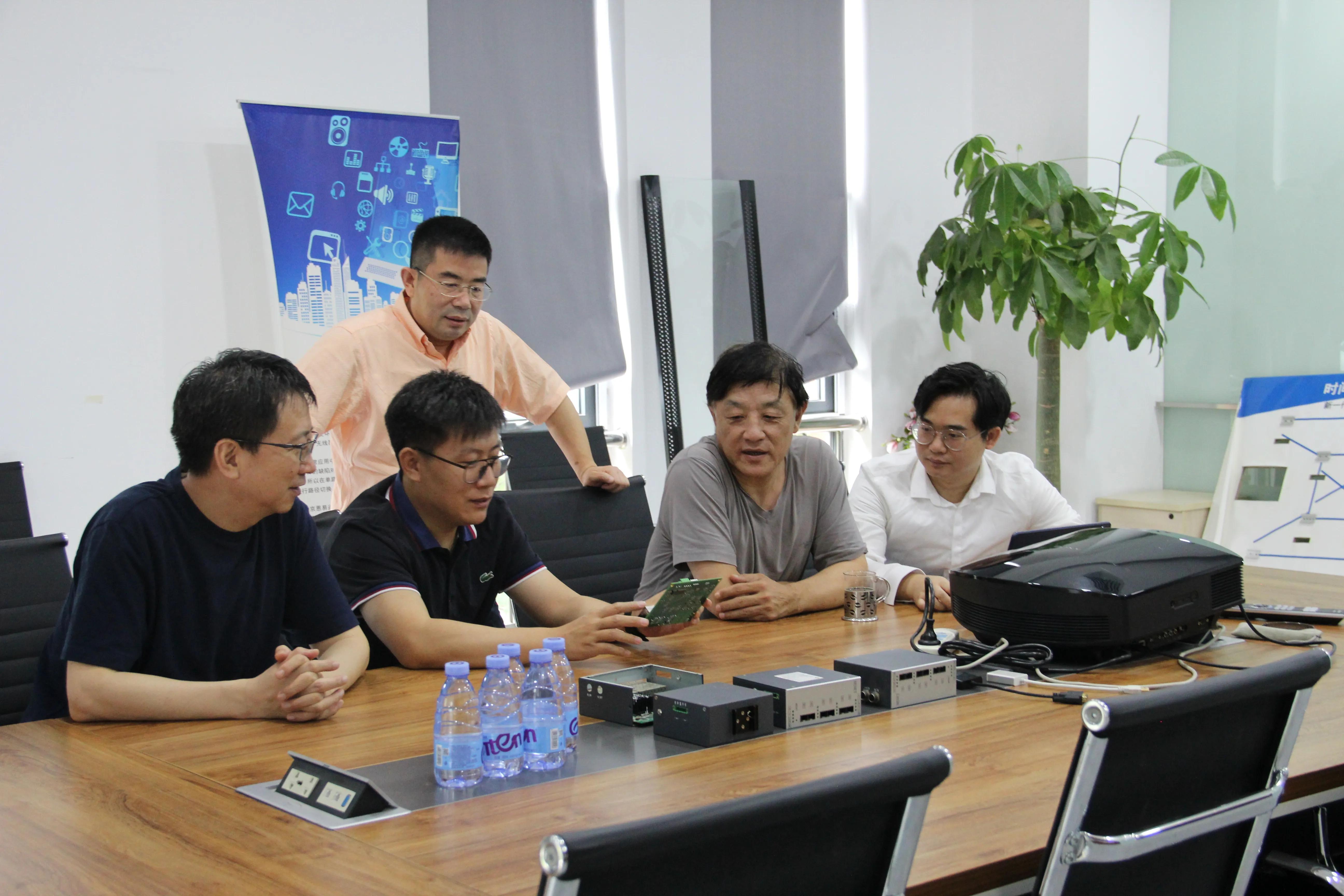 每秒30万公里的光速在他的黑科技面前为何只能跑“0.3米”